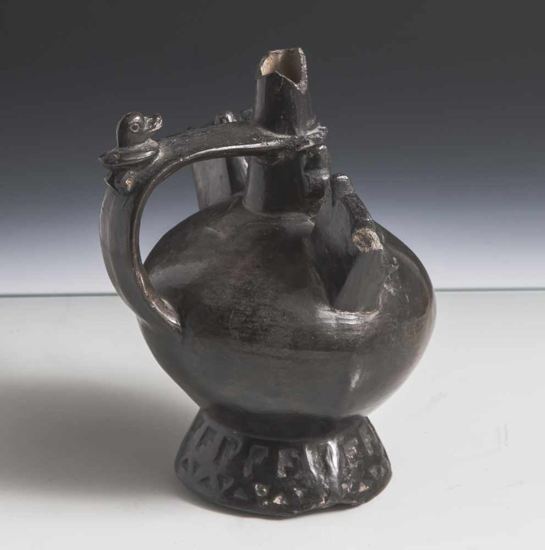 Figurengefäß, präkolumbianisch, Chimu-Kultur (ca. 900-1470 n. Chr.), grauer Scherben, dunkle