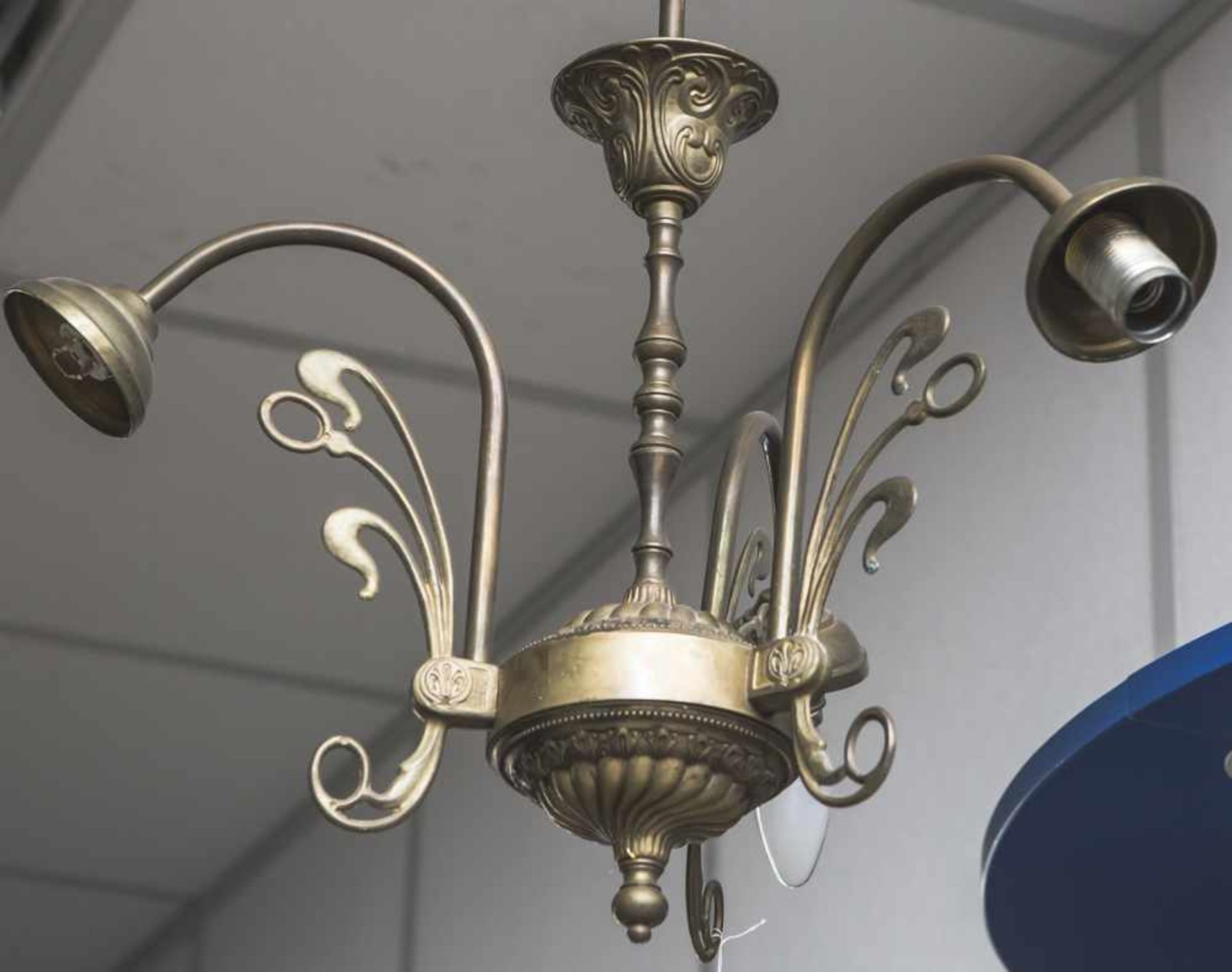 Deckenlampe in der Art des Jugendstil, neuzeitlich, 3-armiges Messinggestell, elektr. Deckenhöhe ca.