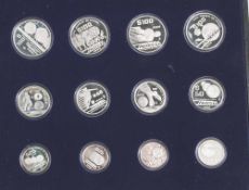 Konvolut von 12 Münzen und einer Plakette, Mexiko, 1986, Silber, Fußball-Weltmeisterschaft, in Box