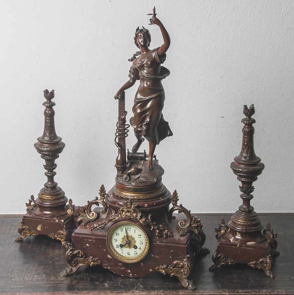 Kaminuhr mit zwei Beistellern, die Uhr mit figürlichem Aufsatz, darstellend weibliche Allegorie