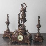 Kaminuhr mit zwei Beistellern, die Uhr mit figürlichem Aufsatz, darstellend weibliche Allegorie