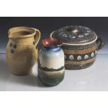 Drei Teile Keramik, darunter: a) Henkeltopf mit Deckel, staffiert in Grün- und Brauntönen. H. ca. 15