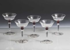 Fünf Art-Déco Likörgläser, 1920er Jahre, farbloses Glas, Kugelnodus rot staffiert, über Rundfuß