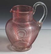 Schenkkanne, 20. Jahrhundert, farbloses Glas mit aufgelegtem Fadendekor in Rot. Bauchiger Korpus mit