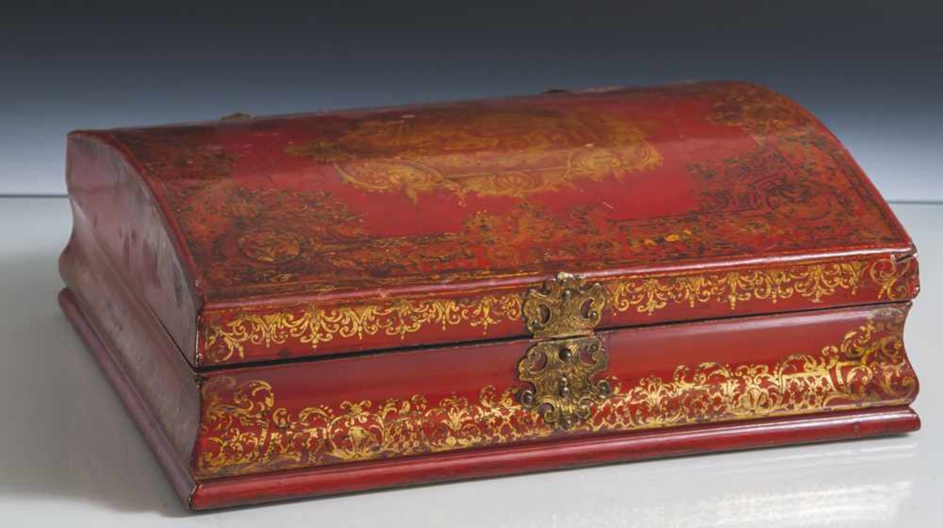 Schatulle, wohl Frankreich 18. Jahrhundert, Lackarbeit in Rot mit reicher Goldstaffage.