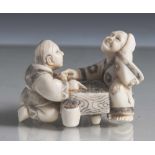 Netsuke, Go-Spieler, Japan, Meiji-Zeit, Ende 19. Jahrhundert, Elfenbein fein geschnitzt und