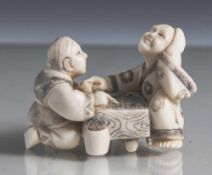 Netsuke, Go-Spieler, Japan, Meiji-Zeit, Ende 19. Jahrhundert, Elfenbein fein geschnitzt und