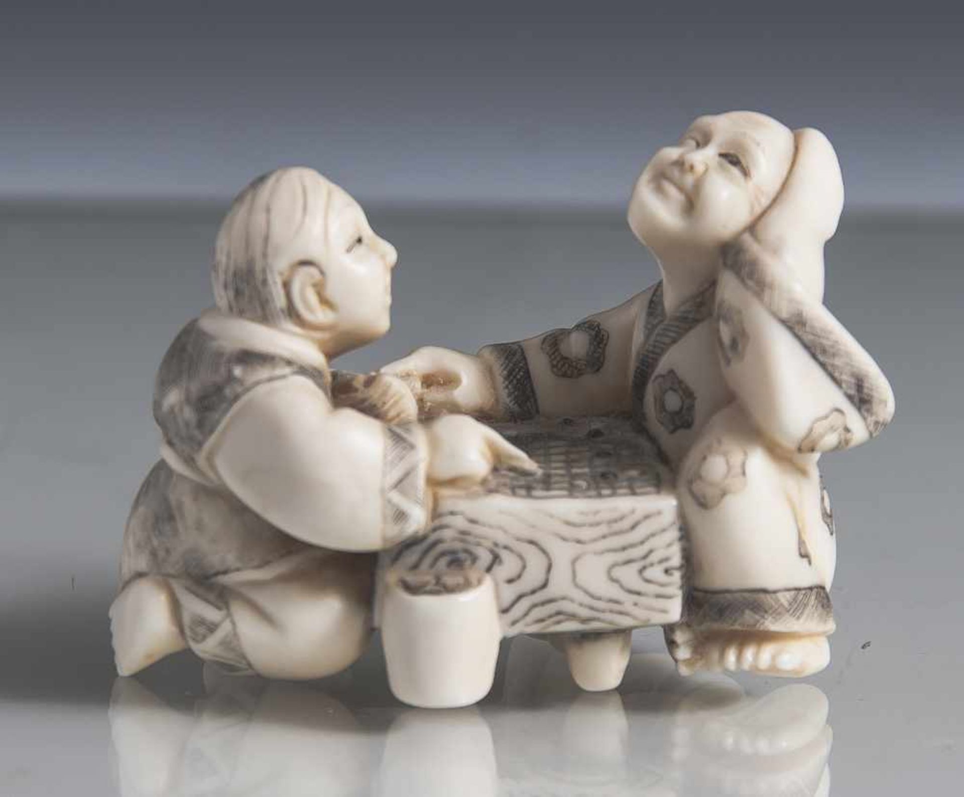 Netsuke, Go-Spieler, Japan, Meiji-Zeit, Ende 19. Jahrhundert, Elfenbein fein geschnitzt und