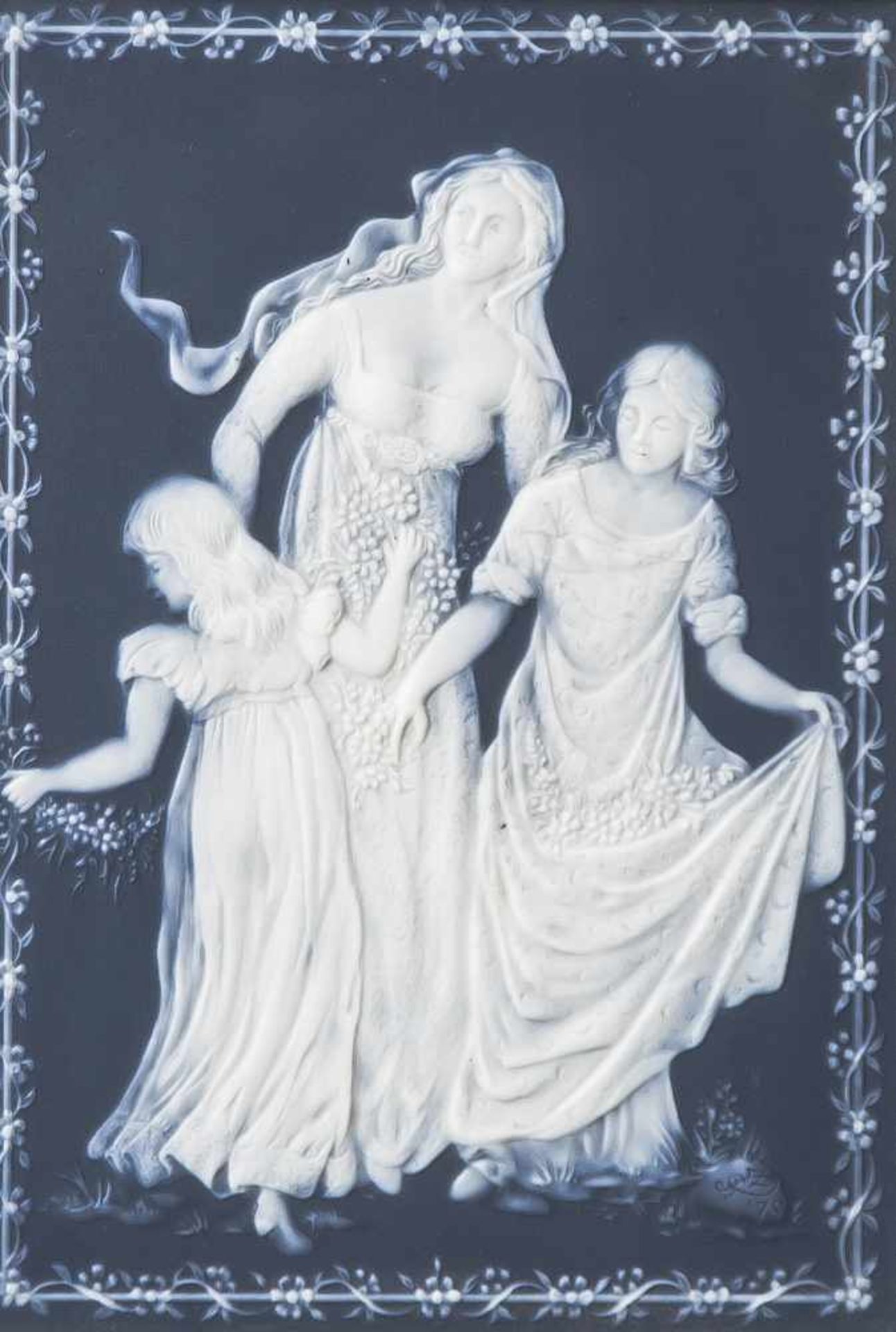 Wedgwood-Reliefplatte, Mutter mit Töchtern, Biskuitporzellan, weiß auf dunkelblauem Fond, ca. 22 x