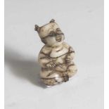 Miniatur, kl. sitzende Buddhafigur, China, 20. Jahrhundert, Speckstein, geschnitzt und graviert.