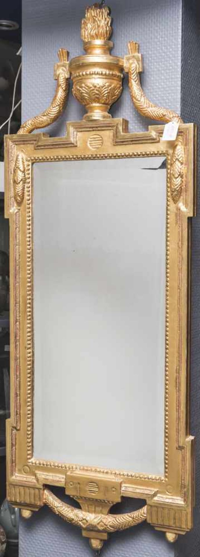 Pfeilerspiegel im Stil des Louis Seize, neuzeitlich, Rahmung blattvergoldet, Spiegel mit