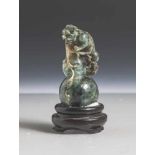 Miniatur aus Jade, Löwin auf Doppelkürbis, China, 19./20. Jahrhundert, spinatgrün-weiß gefleckte
