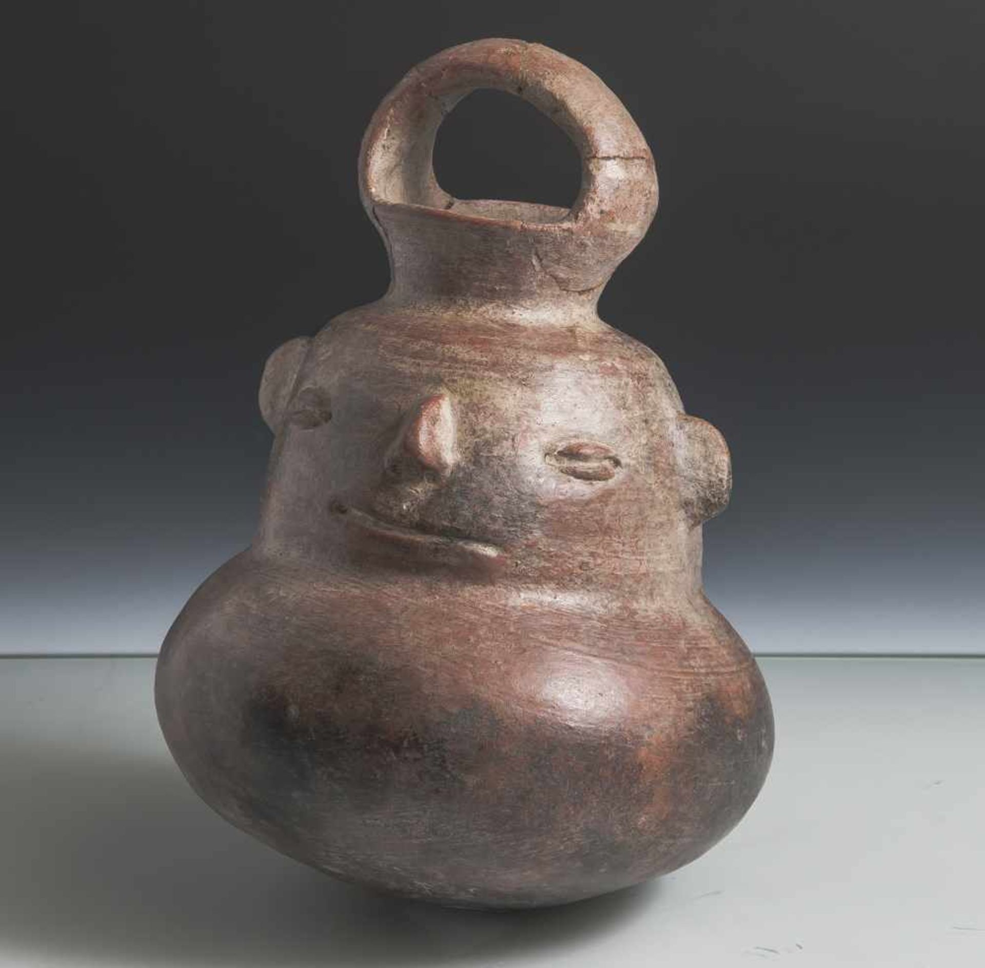 Figürliches Steigbügelgefäß, präkolumbianisch, Vicus-Moche-Kultur (100 v. - 300 n. Chr.),