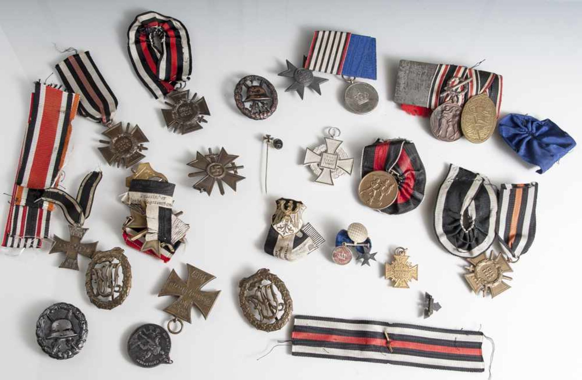 Konvolut Orden und Ehrenzeichen, I. und II. WK, darunter: a) 3 Ehrenkreuze des Weltkrieges für