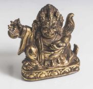 Figur des Mahakala, Tibet, 18./19. Jahrhundert, Bronze feuervergoldet. Sitzende Ausformung, in den