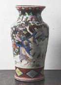 Vase, Japan, Meiji-Zeit, Porzellan, polychrom bemalt, konische Form auf Standring mit eingezogener