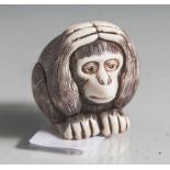 Netsuke, Affe, Elfenbein, Meiji-Zeit, Japan, 19. Jahrhundert, fein geschnitzt und dunkel graviert,