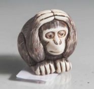 Netsuke, Affe, Elfenbein, Meiji-Zeit, Japan, 19. Jahrhundert, fein geschnitzt und dunkel graviert,