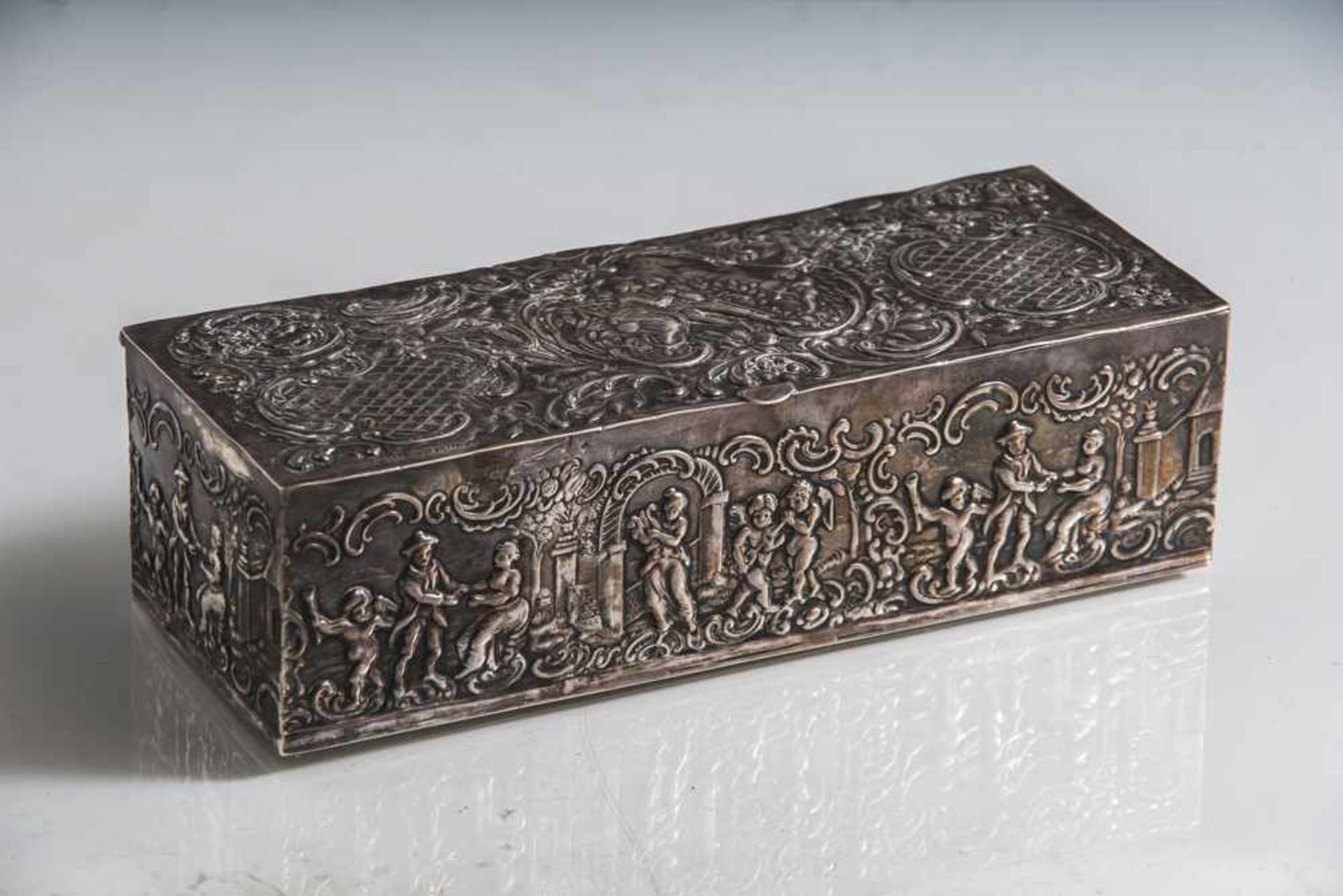Rechteckige Deckeldose, 19./20. Jahrhundert, Silber, unbekannte Punzen, umlaufend sowie auf Deckel