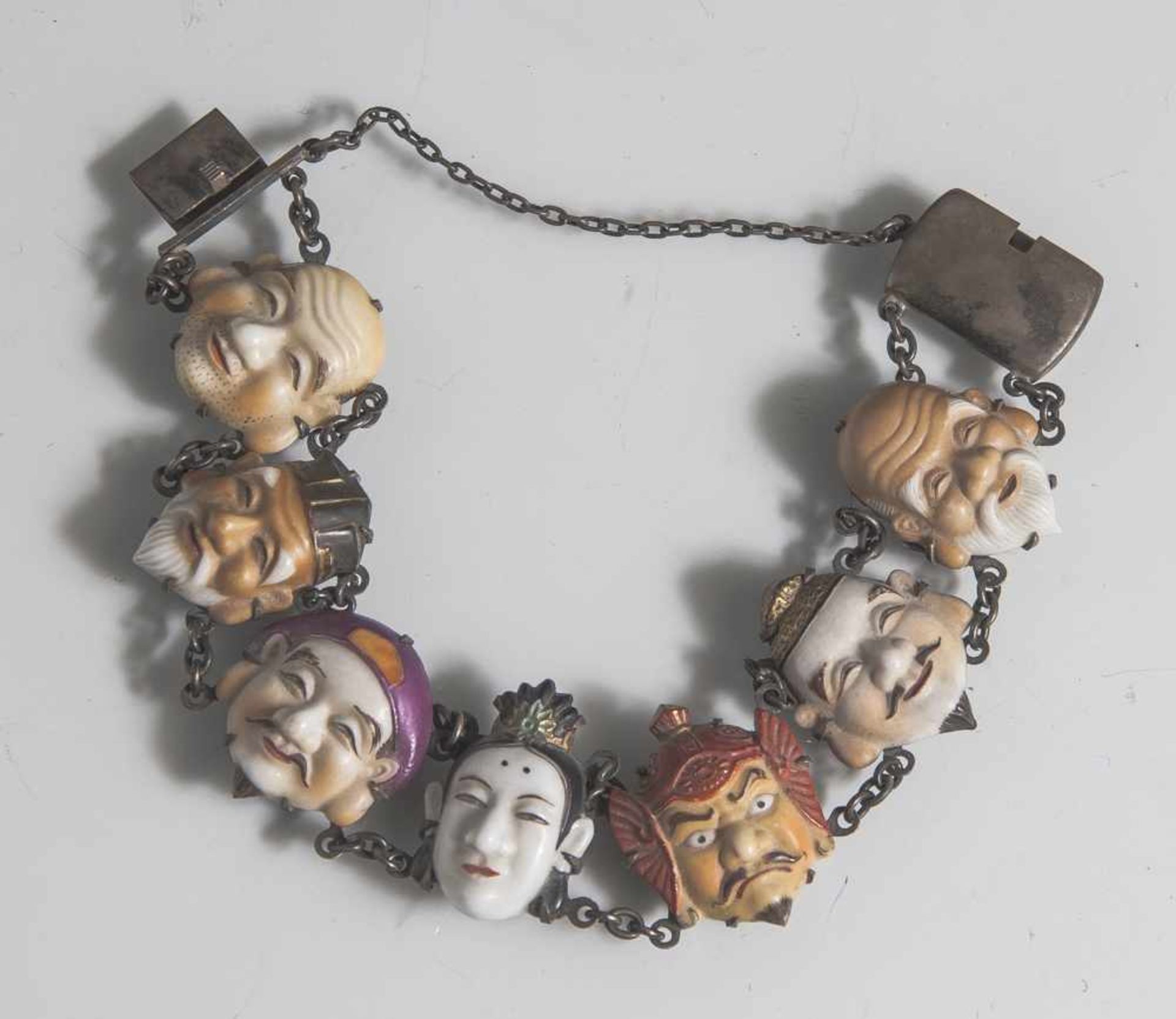 Armband mit den Masken der 7 japanischen Glücksgötter, Mitte 20. Jahrhundert, Porzellan,