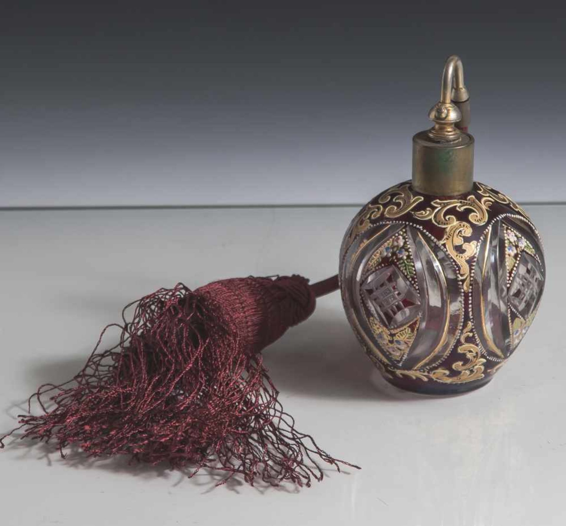 Parfumzerstäuber, Böhmen, Ende 19. Jahrhundert, kugeliger Korpus aus farblosem, facette-