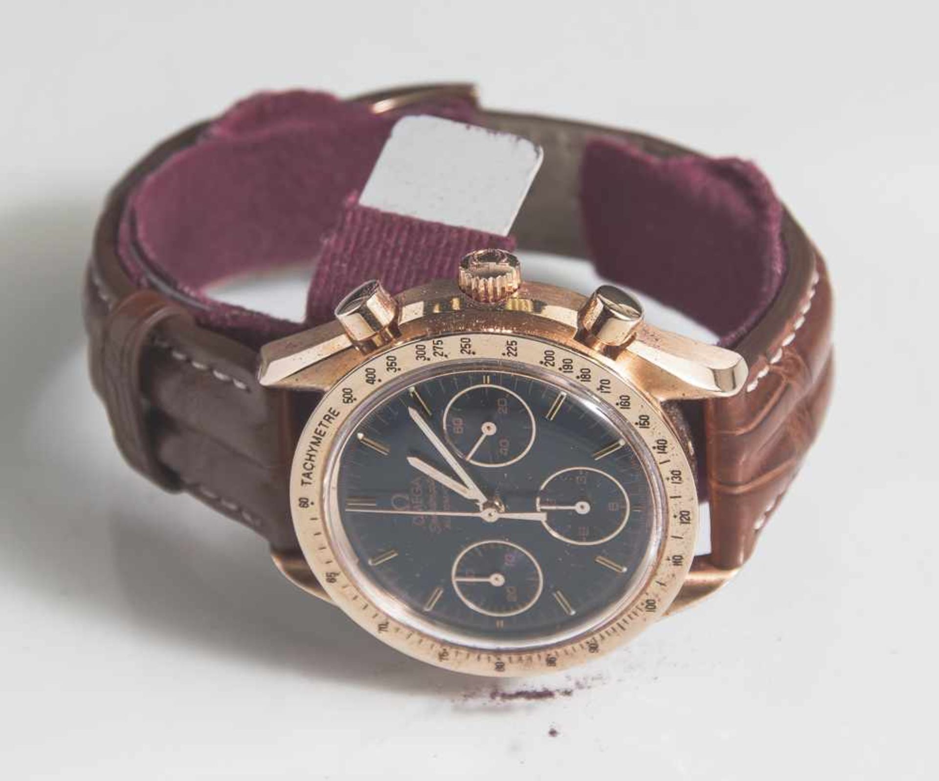 Herrenarmbanduhr, Omega Speedmaster, Automatic, Roségold, Kal. 1140, 1968, Werk läuft. An braunem