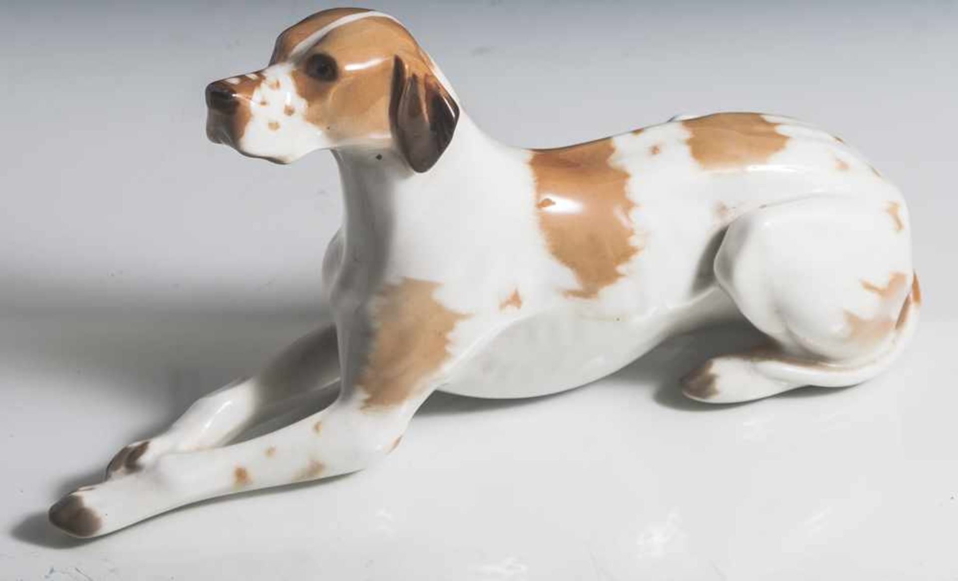 Hundefigur, unbekannter Herst., Keramik, polychrome Bemalung in Unterglasurfarben, liegender