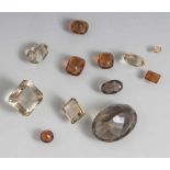 Konvolut von 13 Farbsteinen, aus Sammlung, darunter: 5 Madeiracitrine, 2 Lemoncitrine, 4 Citrine und