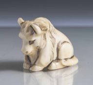 Netsuke, Wasserbüffel, Elfenbein, Japan, Meiji-Zeit, wohl Anfang 20. Jahrhundert, geschnitzt und