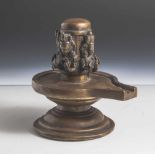 Ritualgefäß, Tibet, wohl 19. Jahrhundert, Bronze, patiniert. Schalenartiges Gefäß mit Ausguss. Im