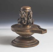 Ritualgefäß, Tibet, wohl 19. Jahrhundert, Bronze, patiniert. Schalenartiges Gefäß mit Ausguss. Im