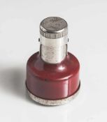 Benzinfeuerzeug, sog. Sturmfeuerzeug, wohl 1950er Jahre. H. ca. 7 cm, Funktion nicht geprüft.