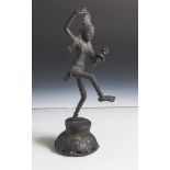 Tänzerin, Indien, Weißmetall, dunkel patiniert, H. ca. 30 cm.
