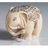 Netsuke, Elefant, Japan, Meiji-Zeit, Anfang 20. Jahrhundert, Elfenbein, geschnitzt, schwarz