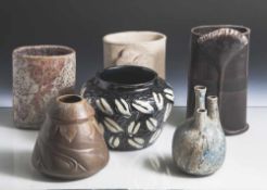 6 verschiedene Vasen, 20. Jahrhundert, z. T. Künstleranfertigungen, Feinsteinzeug, unterschiedl.