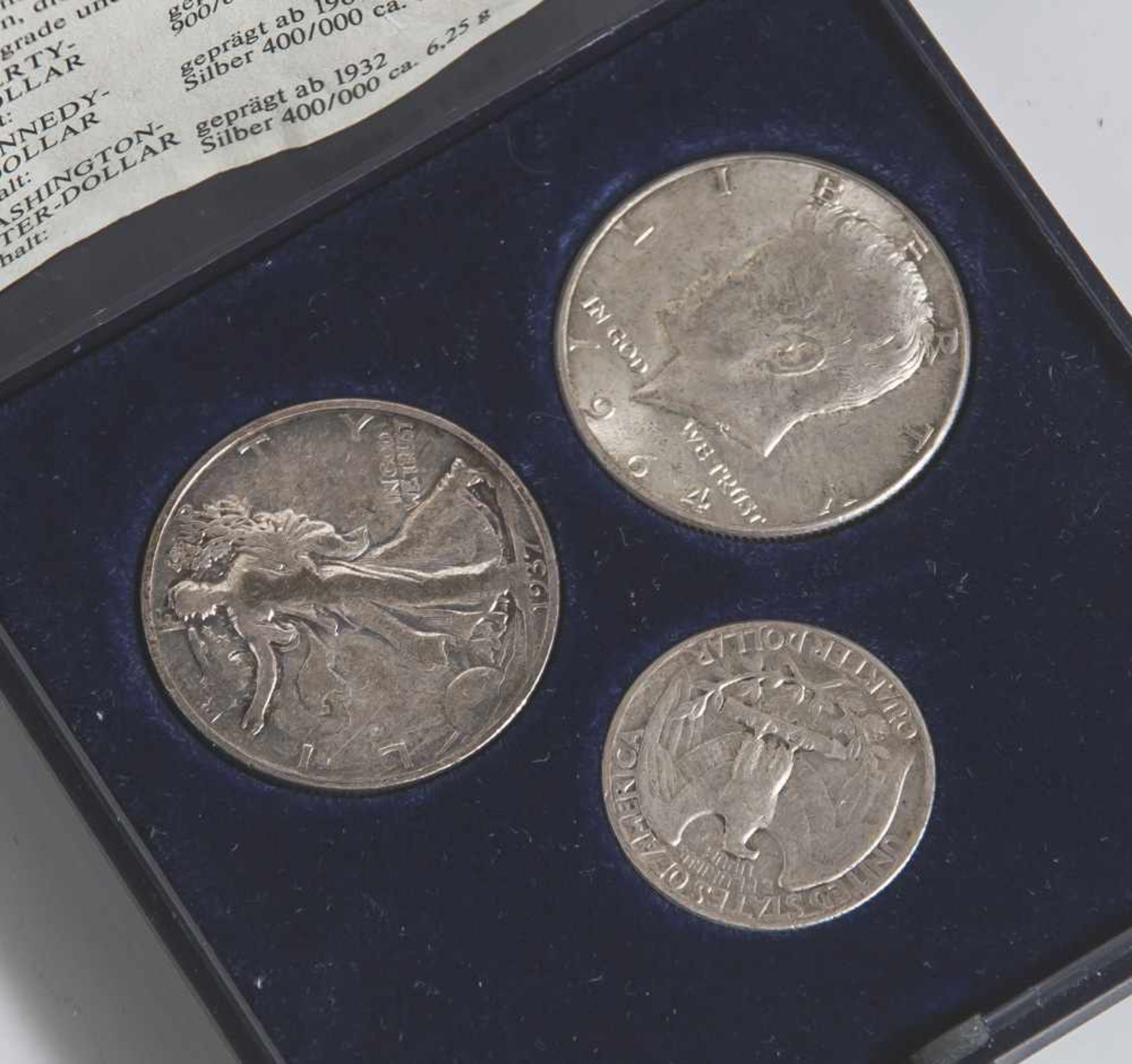 3 amerikanische Silberdollars, a) Liberty-Half-Dollar, 1937, S 900, ca. 12,5 gr., b) Kennedy-Half-