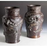 2 gleiche Vasen, China, wohl 19. Jahrhundert, Bronze, unleserl. Bodenmarke, plastisch aufgelegte