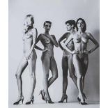 Newton, Helmut (1920-2004), "Walking Women I", Offsetdruck, Paris, 1980. Ca. 23,5 x 27,5 cm, PP,