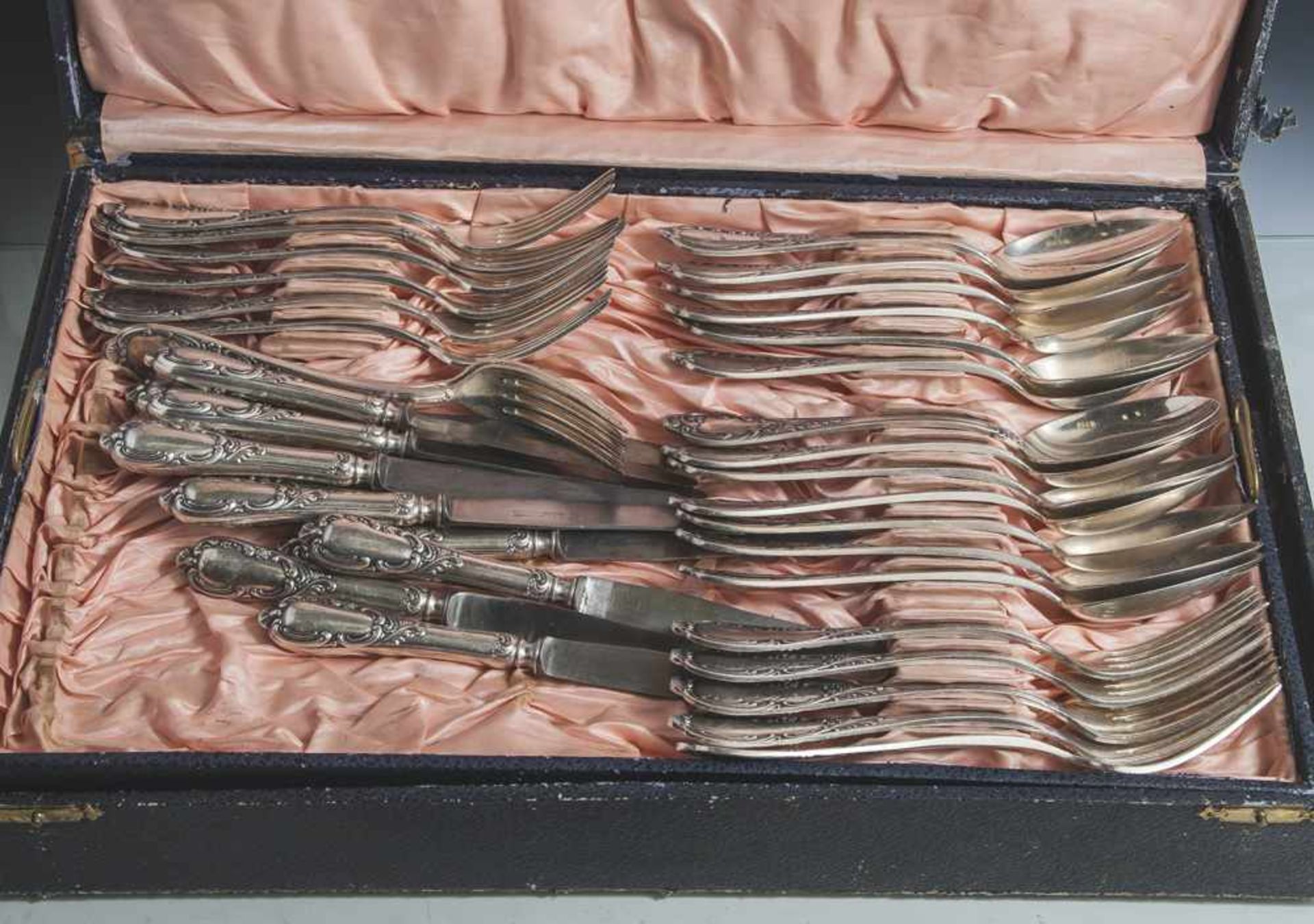 Speisebesteck, versilbert, im neo-barocken Stil, 75 Teile, bestehend aus: 13 gr. Messer, 13 gr.