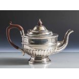 Teekanne, England, 19./20. Jahrhundert, Walker & Hall, Sterlingsilber, gepunzt Meistermarke "W & H",