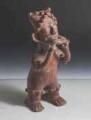 Figurine, Westmexiko, wohl Nayarit, Ton, vollplastische stehende Darstellung mit Kopf-, Arm- und