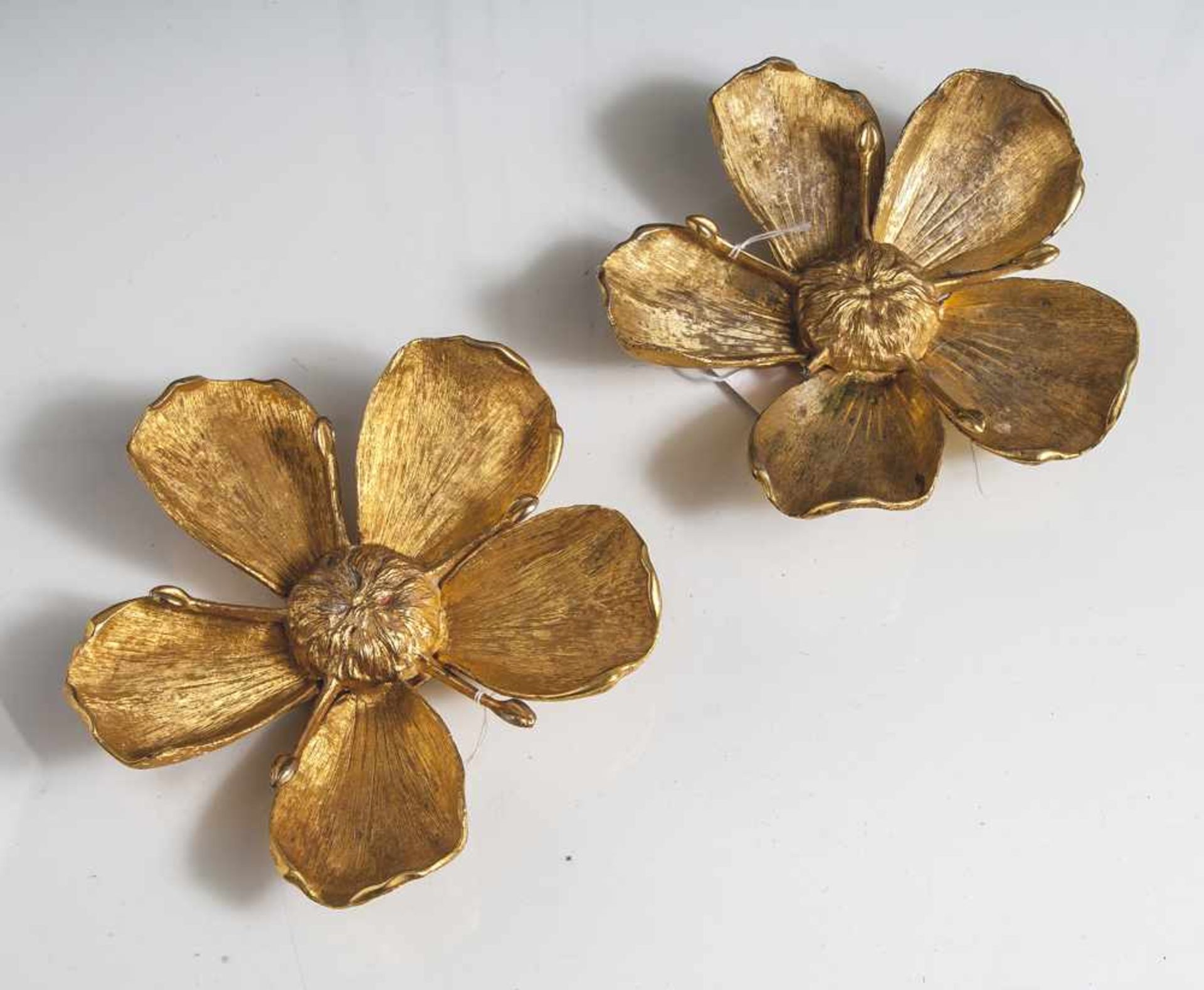 Paar blütenförmige Aschenschalen, Metallguß, vergoldet, die jeweils 5 Blütenblätter zum Herausziehen