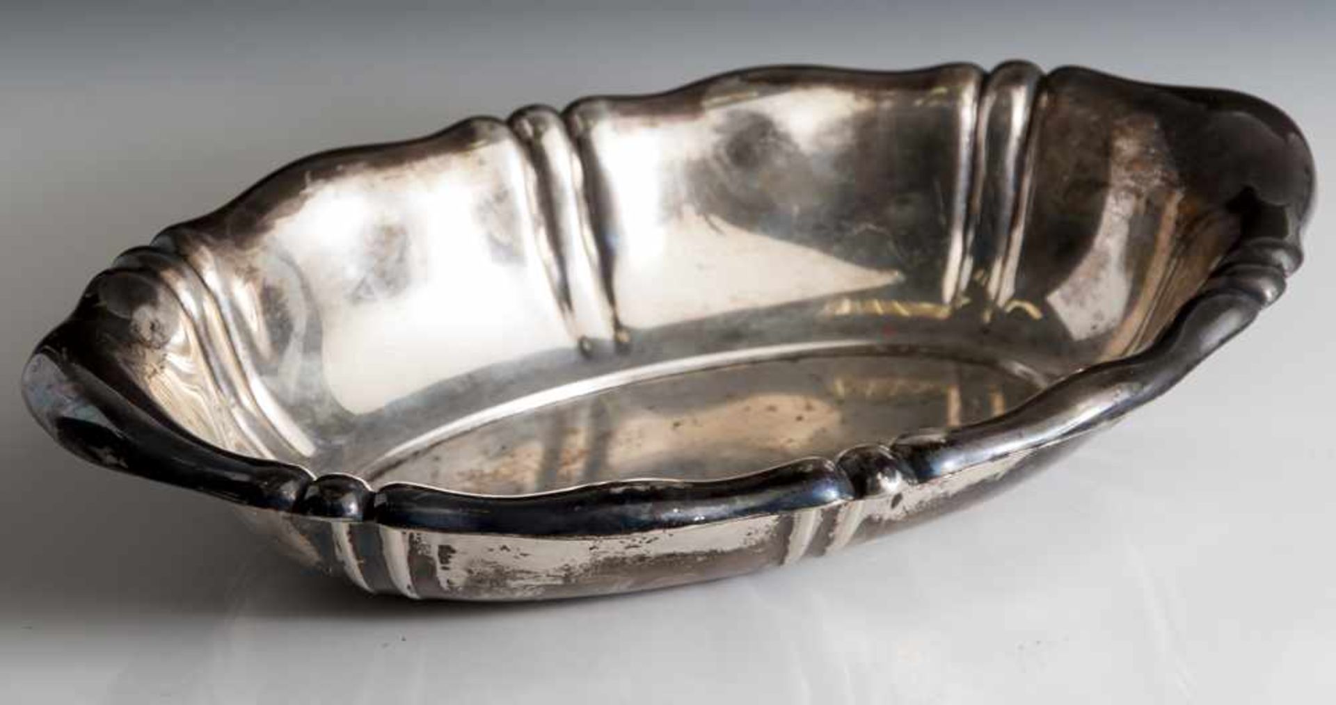 Ovale Schale, Silber, Punze 800, hoher gewellter Rand. Ca. 32 x 20 cm, ca. 360 gr.