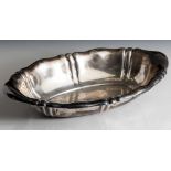 Ovale Schale, Silber, Punze 800, hoher gewellter Rand. Ca. 32 x 20 cm, ca. 360 gr.