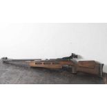 Matchkampf-Luftgewehr, Modell Diana 75, Seitenspannung, Kal. 4,5 mm, Nussbaumschäftung. L. 112 cm.