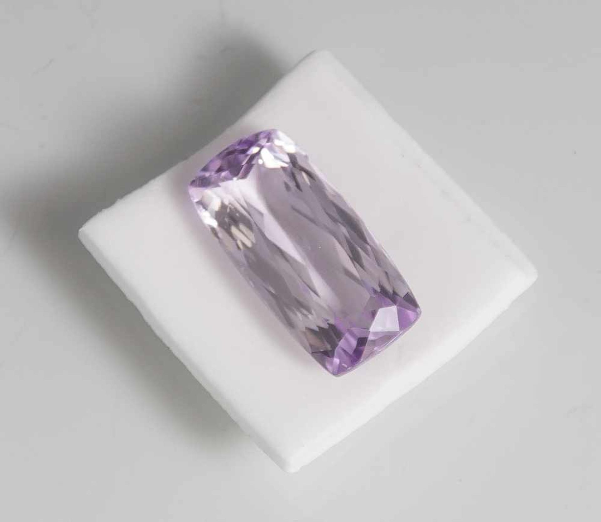 Kunzit, ca. 12,91 ct, Kissenschliff, Expertise anbei.