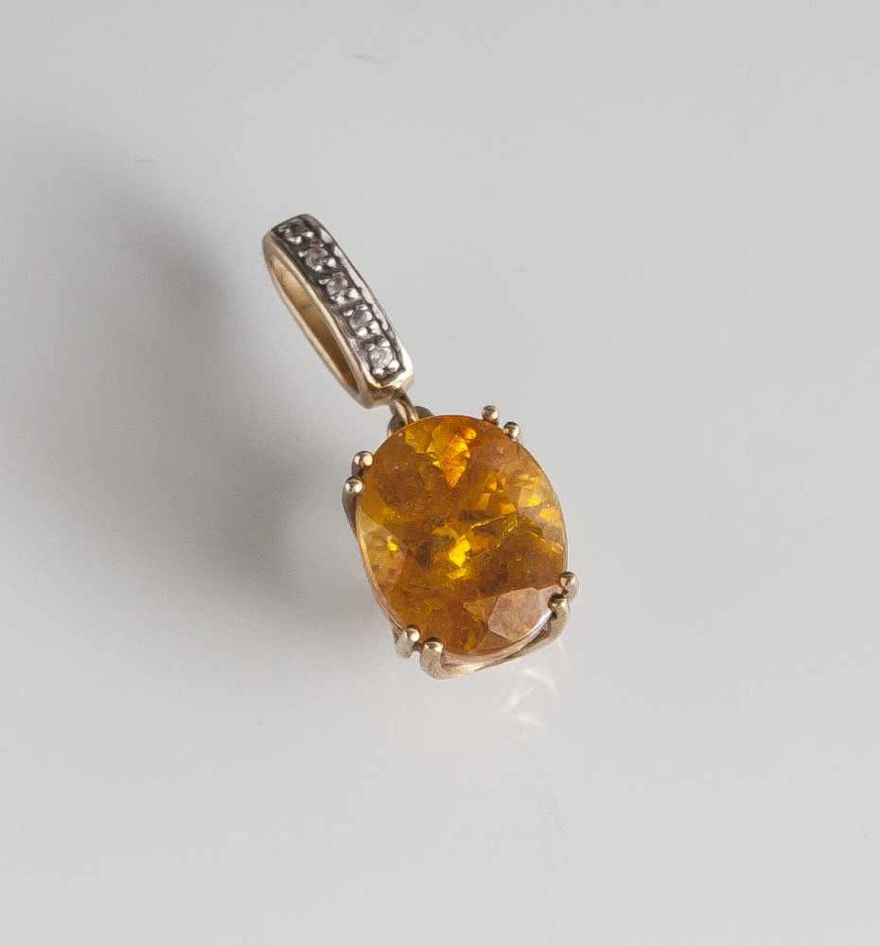 Anhänger mit Sphalerit, Gelbgold 375/000, oval facettierter Sphalerit ca. 4,18 ct, die Öse