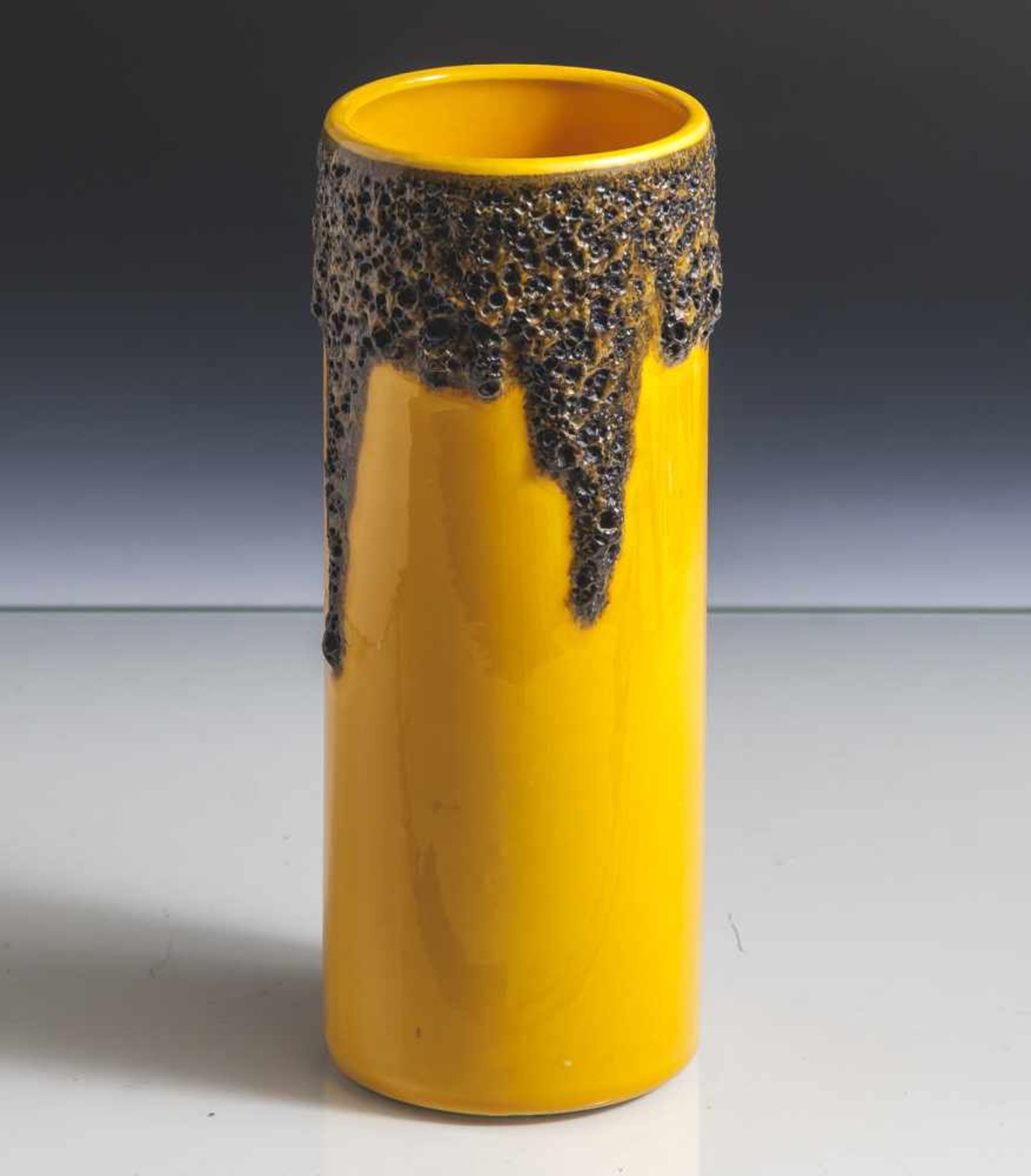 Zylinderförmige Vase, Deutschland, Keramik, honigfarbene Lasur, stalaktitenartiger Überfang. H.