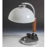 Schreibtischlampe, runder Standfuß, der gebogte Schaft teils Holz, teils Metall, runder