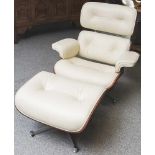 Eames Lounge Chair mit dazugehörigem Ottomanen/ Hocker, Entwurf Charles Eames 1956, Schalen in